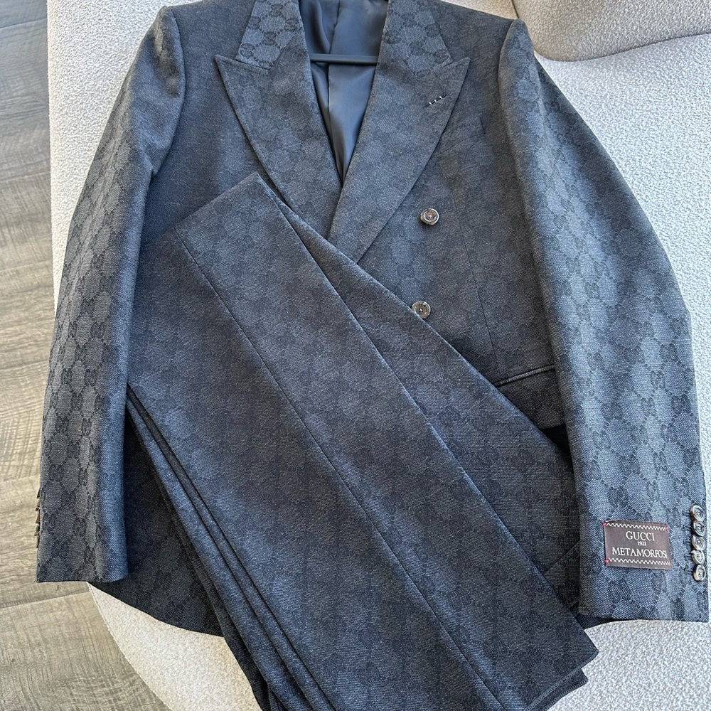 Gucci Men's Dark Gray Patterned Suit
